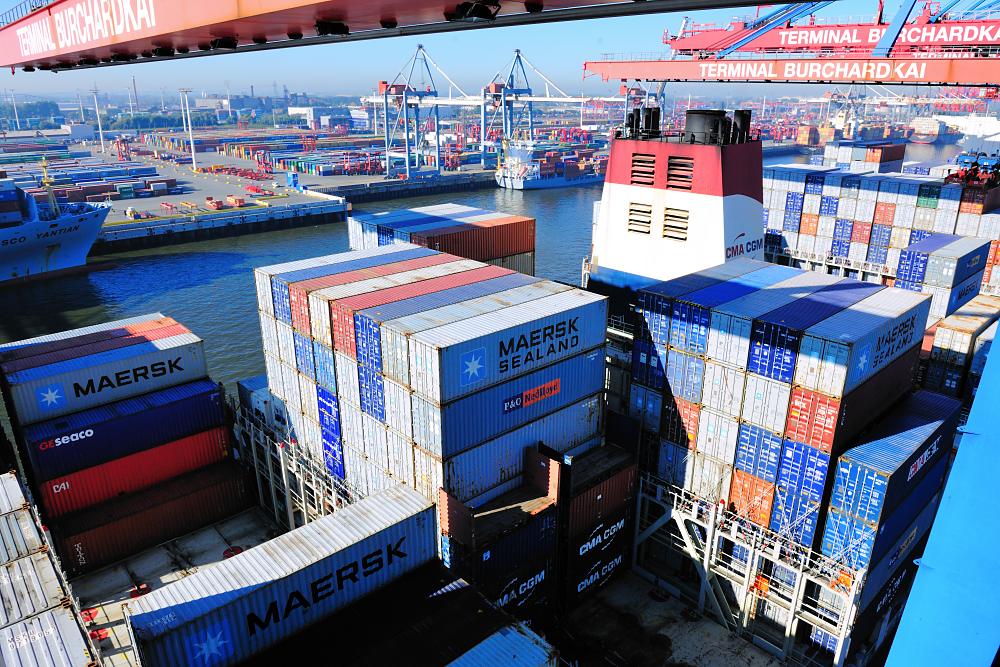 2376_0969 Ladung an Deck eines Containerschiffs - Containerbrücke, Containerladung. | Container Terminal Burchardkai CTB